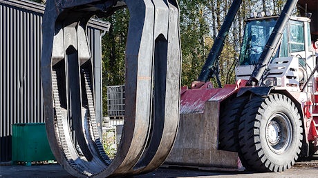 Tree trunk gripper with dynamically high load bearing Wippermann chains 带动态高承重维柏曼链条的树干抓手